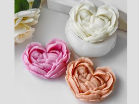 Molde silicona bebe dentro de una rosa corazon